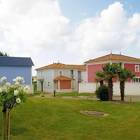 In France With Private Pool And Golf Views 圣吉尔-克鲁瓦德维