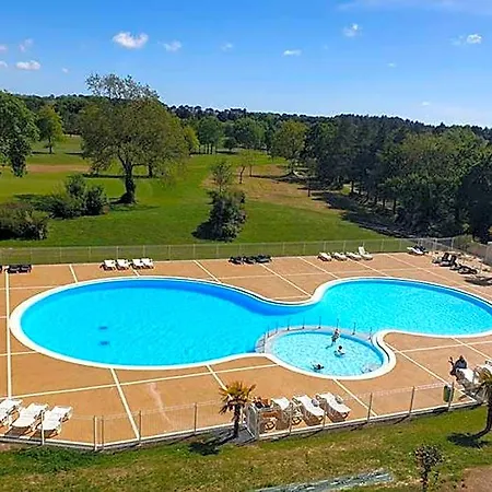 酒店 In France With Private Pool And Golf Views