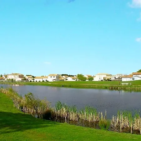 In France With Private Pool And Golf Views 圣吉尔-克鲁瓦德维