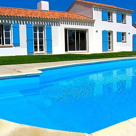 In France With Private Pool And Golf Views 圣吉尔-克鲁瓦德维